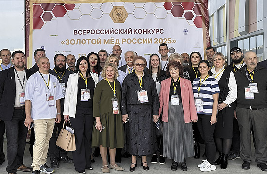 Участники конференции «Живое поле — живые пчелы»