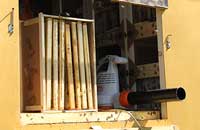 Отбор медовых рамок и удаление пчел из магазинных надставок